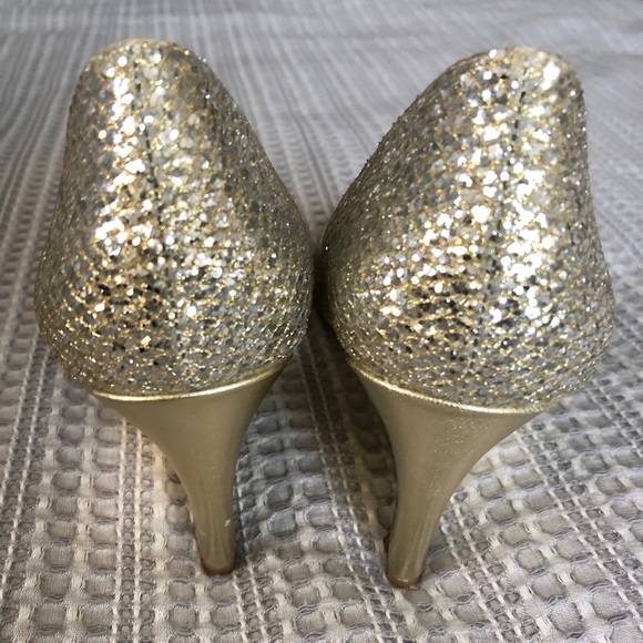Badgley Mischka Metallic Sparkle Pumps - Picture 4 of 6